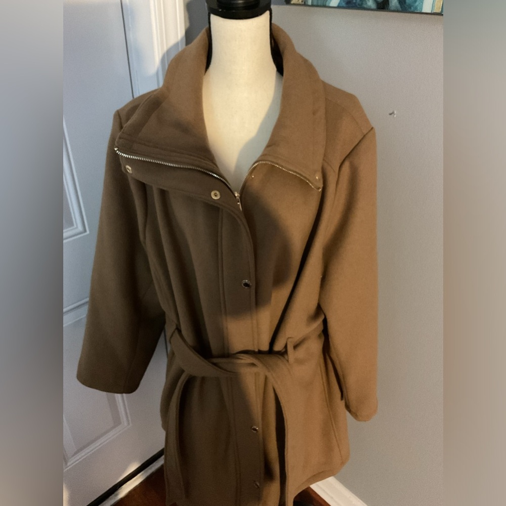 Micheal Kors trench style winter coat!Tan/Gold accessories Size 2X